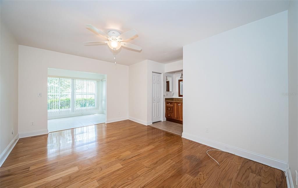 For Sale: $328,900 (2 beds, 2 baths, 1295 Square Feet)