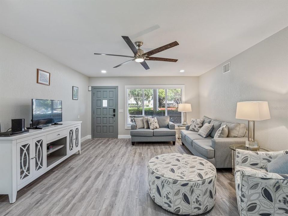 Active With Contract: $300,000 (2 beds, 2 baths, 1400 Square Feet)