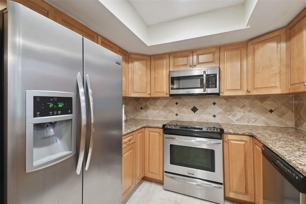 For Sale: $306,000 (2 beds, 2 baths, 975 Square Feet)