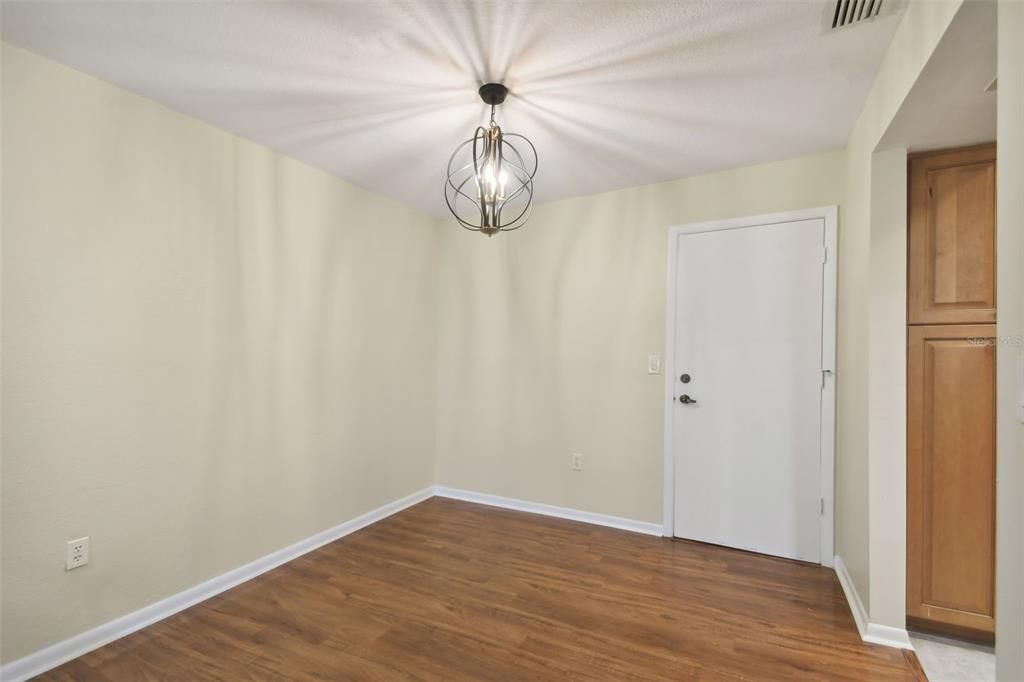 For Sale: $306,000 (2 beds, 2 baths, 975 Square Feet)