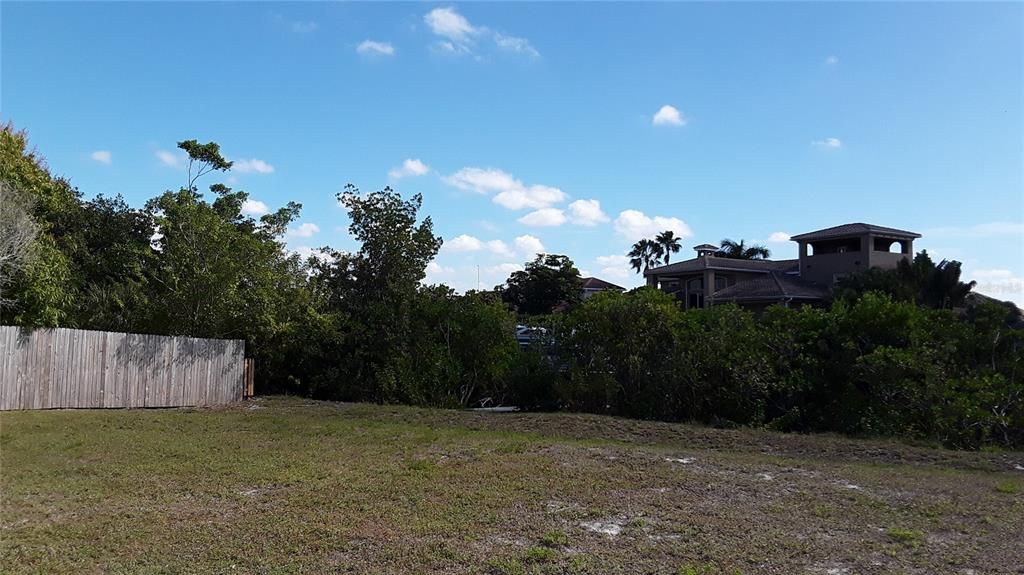 En Venta: $449,000 (0.13 acres)