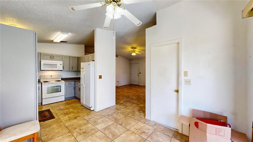 For Sale: $200,000 (2 beds, 2 baths, 946 Square Feet)