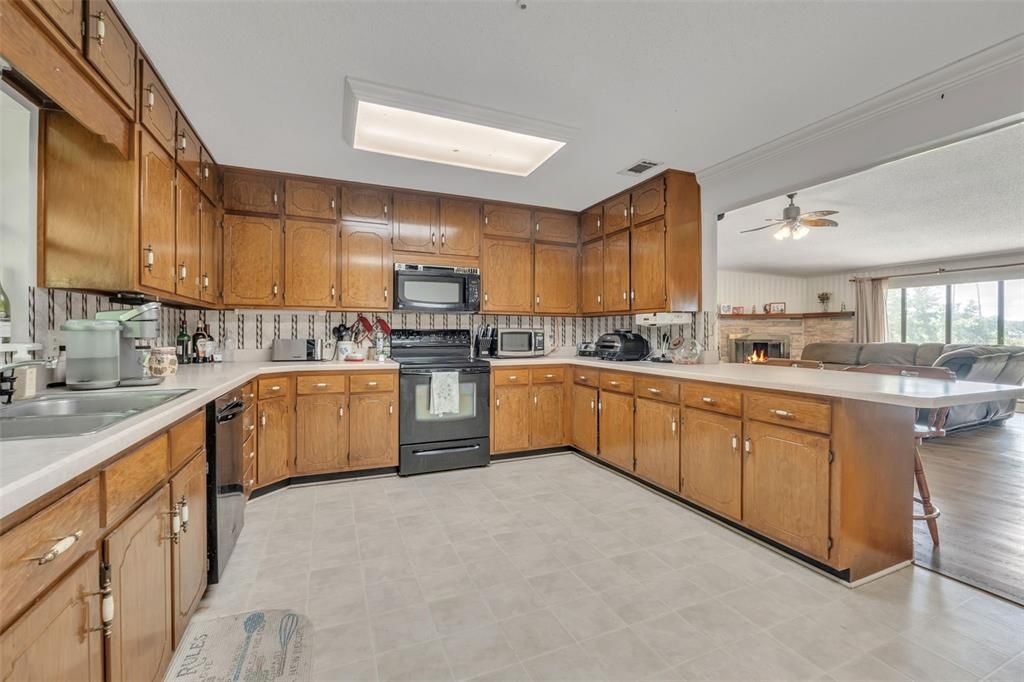 For Sale: $443,500 (3 beds, 2 baths, 1784 Square Feet)