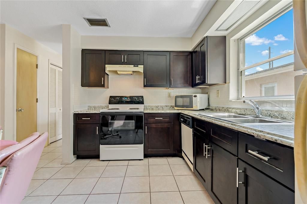 For Sale: $400,000 (2 beds, 2 baths, 1654 Square Feet)