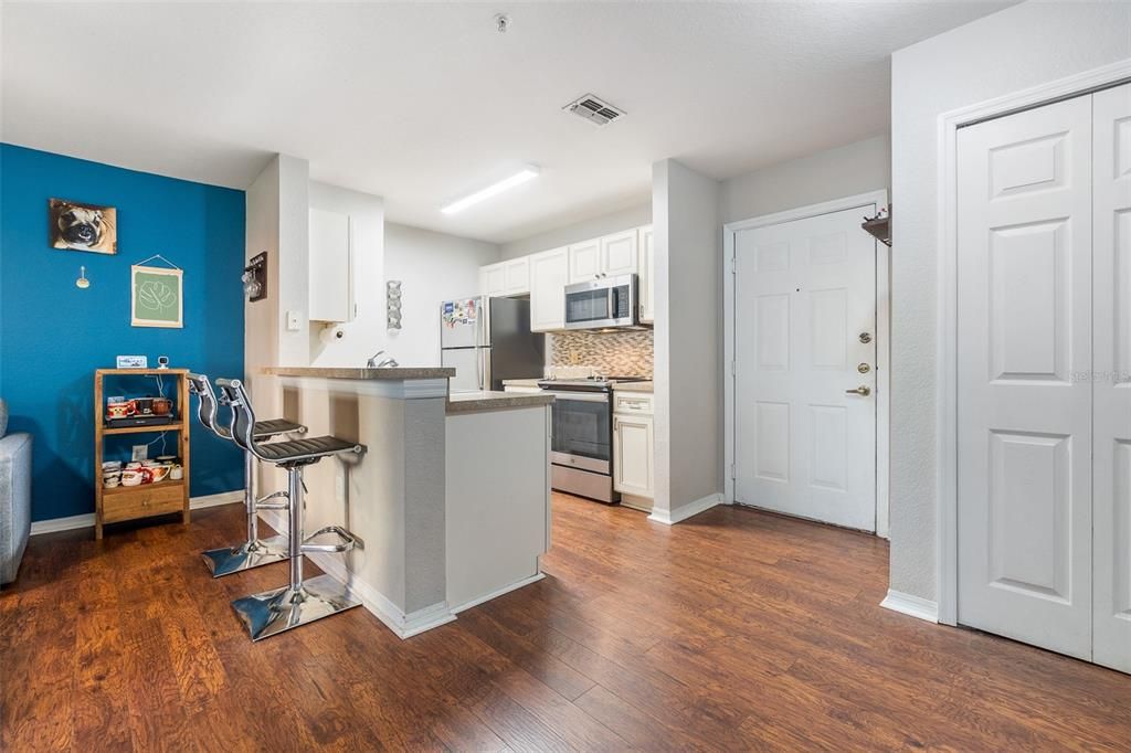 For Sale: $215,000 (1 beds, 1 baths, 645 Square Feet)