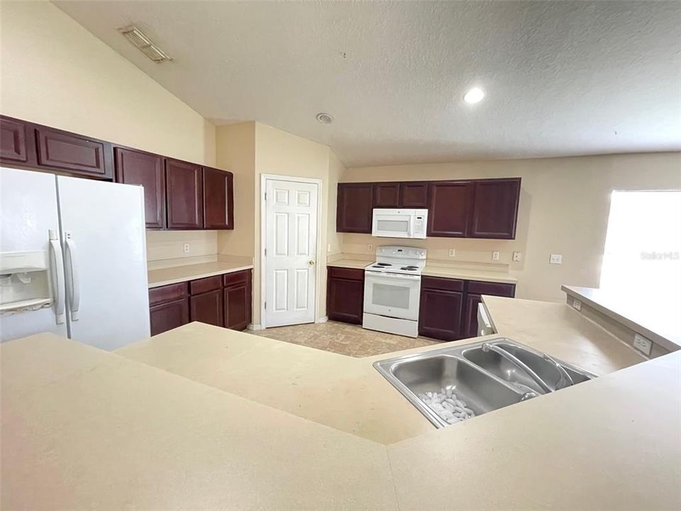 For Rent: $2,195 (4 beds, 2 baths, 2383 Square Feet)