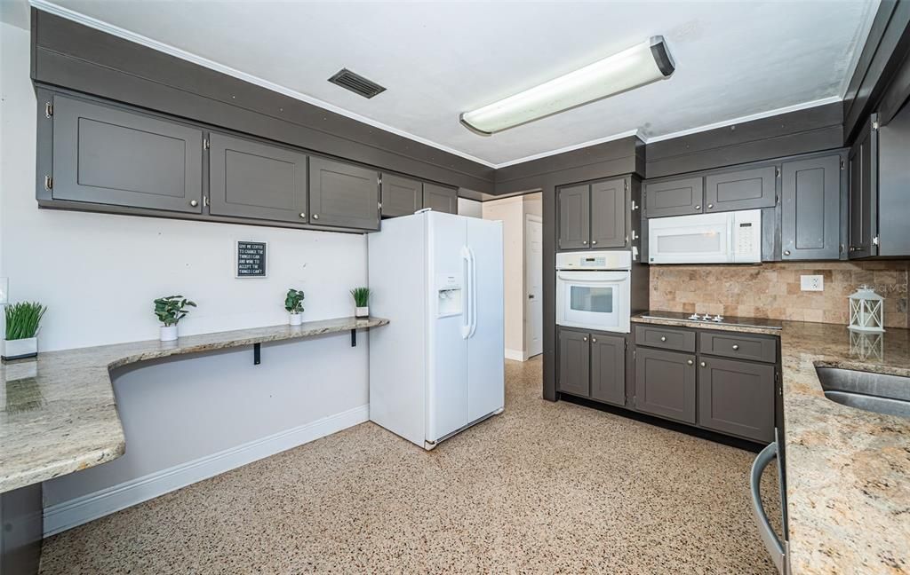 For Sale: $325,000 (2 beds, 2 baths, 1080 Square Feet)