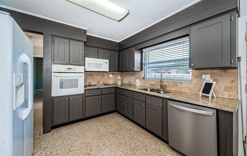 For Sale: $325,000 (2 beds, 2 baths, 1080 Square Feet)