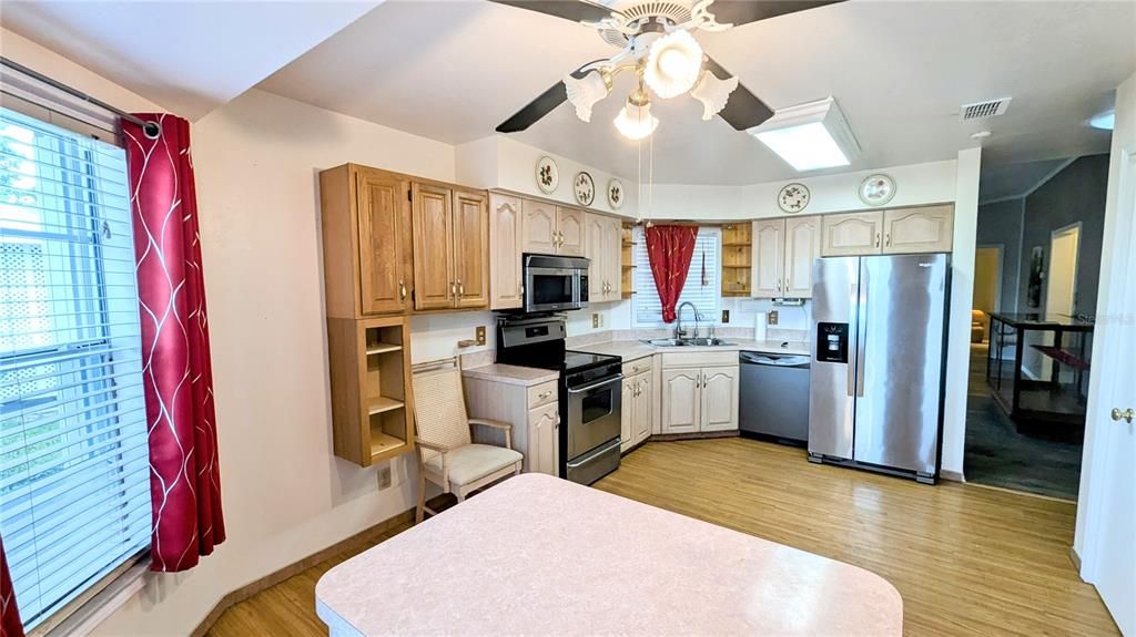 Active With Contract: $174,900 (2 beds, 2 baths, 1387 Square Feet)