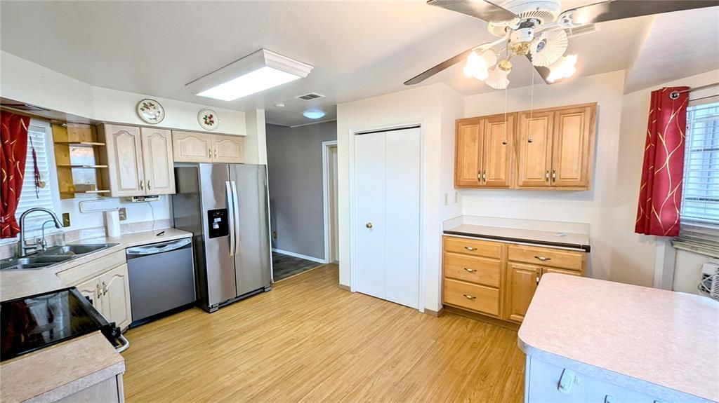 For Sale: $174,900 (2 beds, 2 baths, 1387 Square Feet)