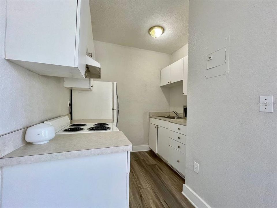 For Rent: $1,100 (0 beds, 1 baths, 695 Square Feet)