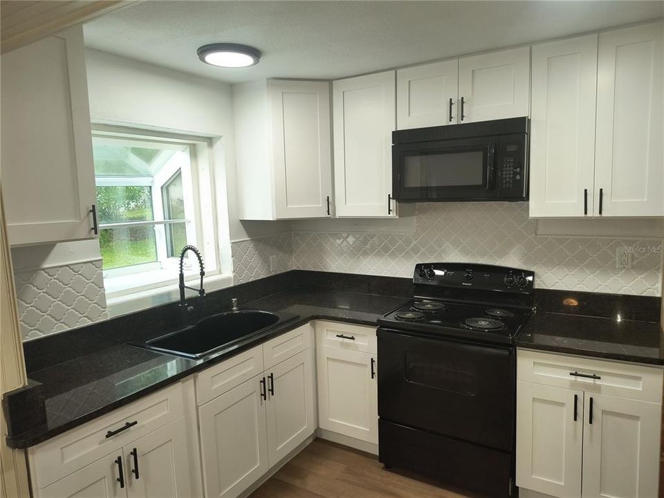 For Rent: $1,925 (4 beds, 2 baths, 1121 Square Feet)