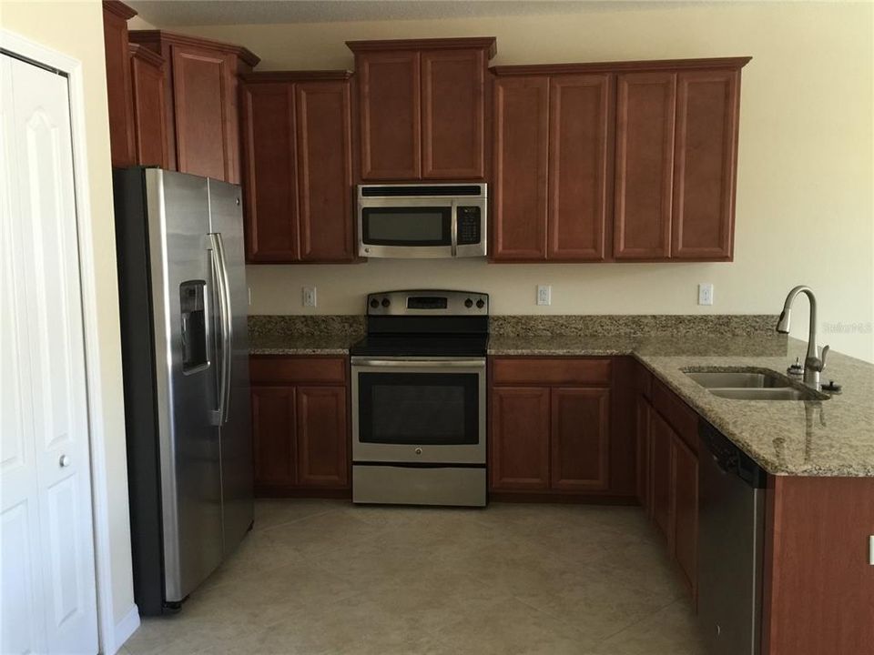 For Rent: $2,100 (3 beds, 2 baths, 1777 Square Feet)