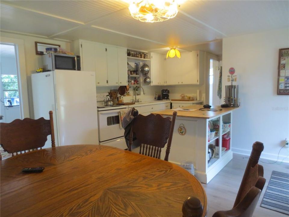 For Sale: $149,000 (2 beds, 1 baths, 728 Square Feet)