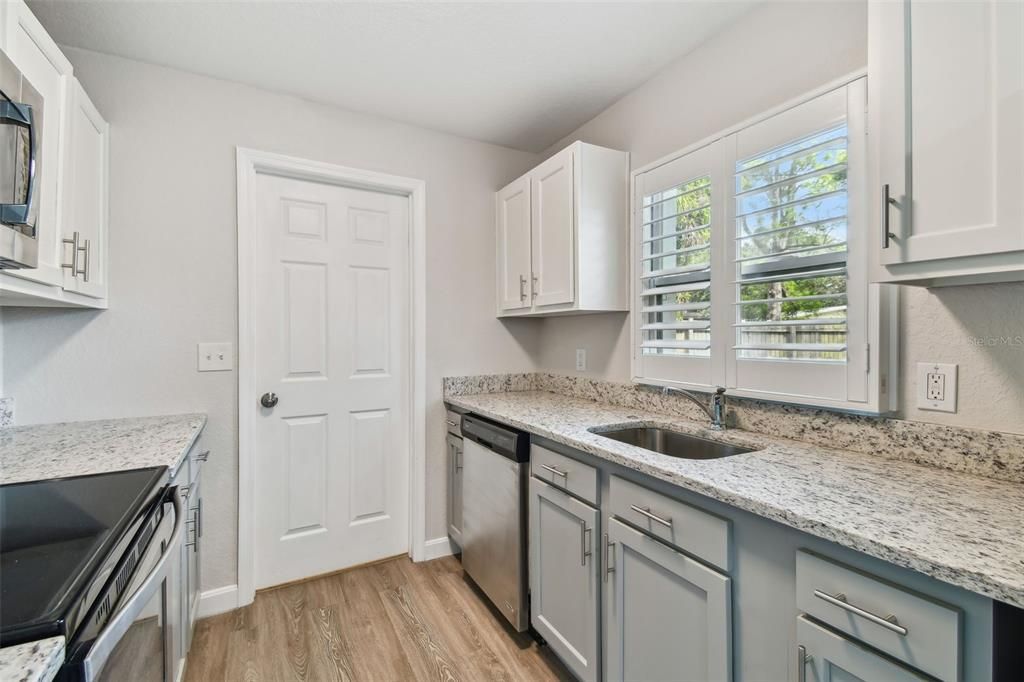 Active With Contract: $329,900 (3 beds, 2 baths, 948 Square Feet)