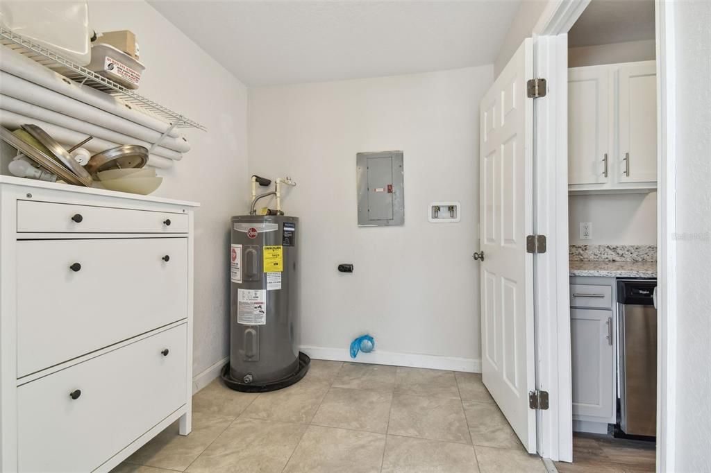 Active With Contract: $329,900 (3 beds, 2 baths, 948 Square Feet)