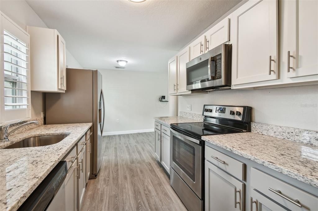 Active With Contract: $329,900 (3 beds, 2 baths, 948 Square Feet)