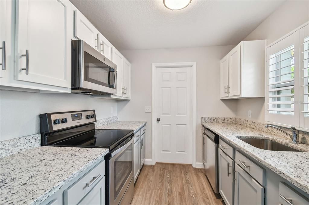 Active With Contract: $329,900 (3 beds, 2 baths, 948 Square Feet)