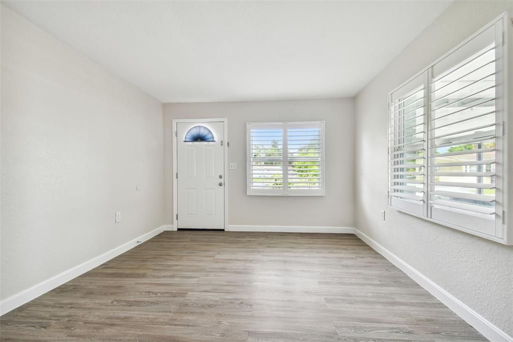 Active With Contract: $329,900 (3 beds, 2 baths, 948 Square Feet)