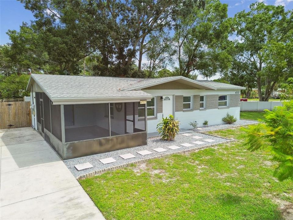 Active With Contract: $329,900 (3 beds, 2 baths, 948 Square Feet)