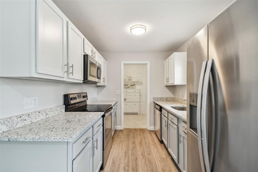 Active With Contract: $329,900 (3 beds, 2 baths, 948 Square Feet)