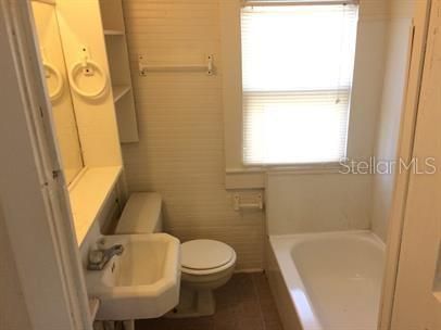 For Rent: $925 (2 beds, 1 baths, 702 Square Feet)