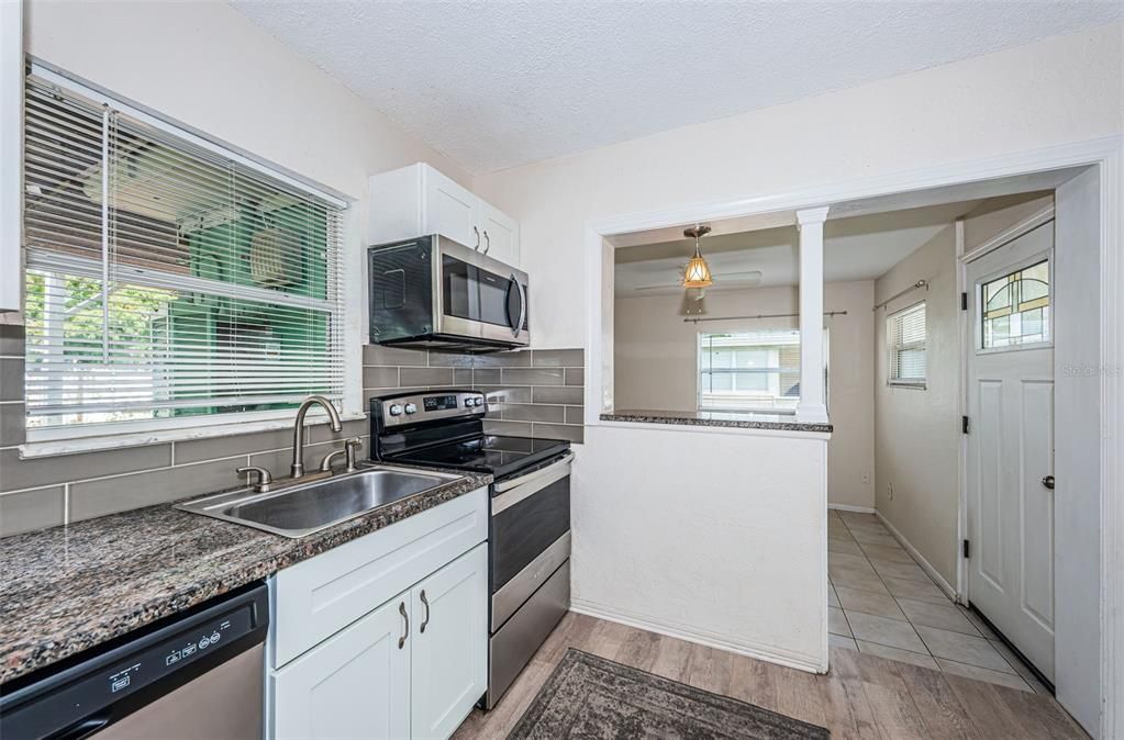 Active With Contract: $319,500 (2 beds, 1 baths, 784 Square Feet)