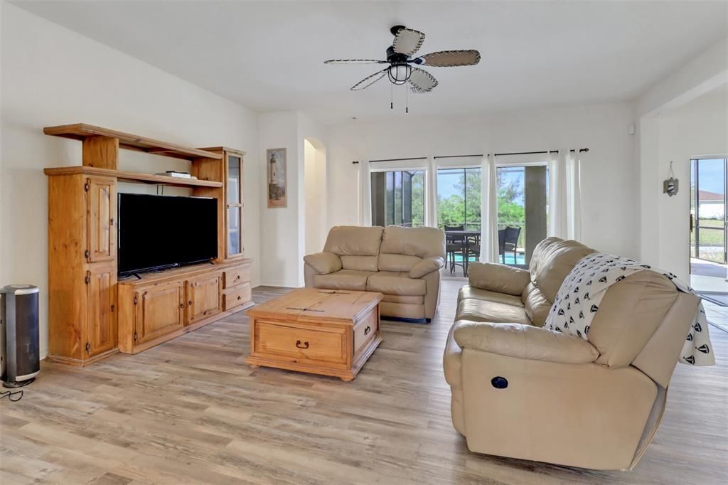 For Sale: $569,900 (4 beds, 2 baths, 2176 Square Feet)