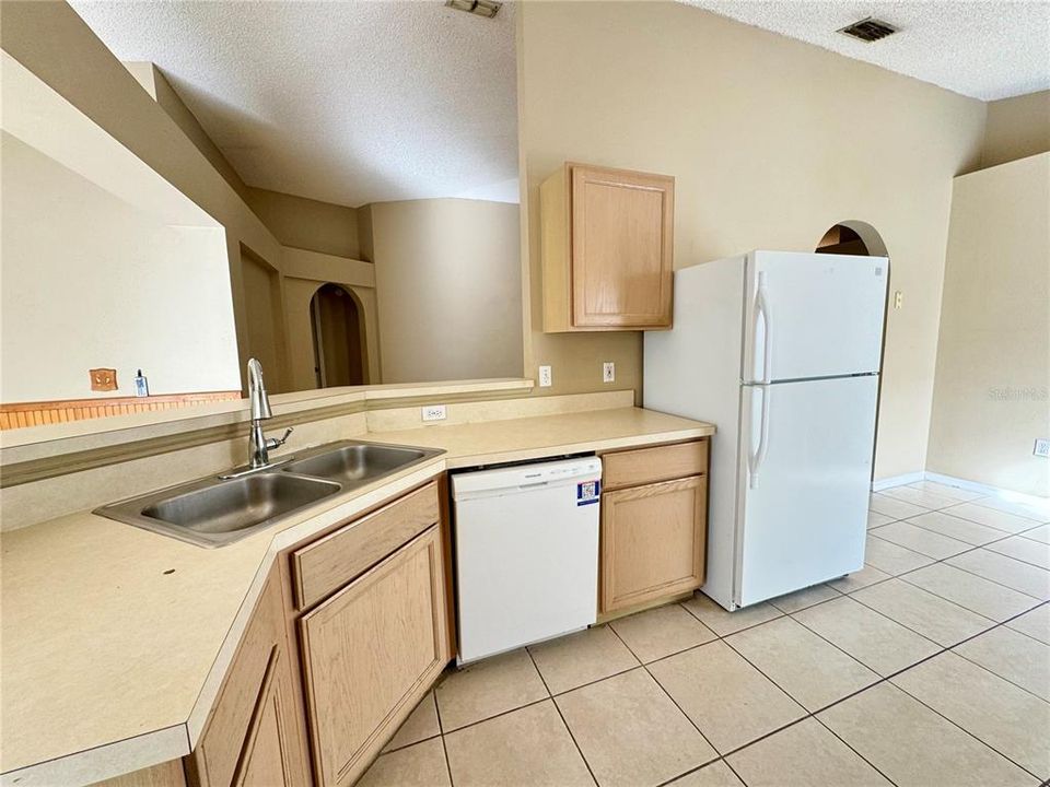 For Rent: $2,299 (4 beds, 2 baths, 1874 Square Feet)