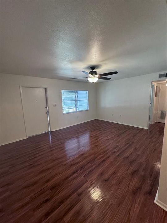 For Rent: $1,250 (1 beds, 1 baths, 726 Square Feet)