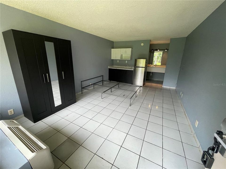 For Rent: $1,100 (1 beds, 1 baths, 276 Square Feet)