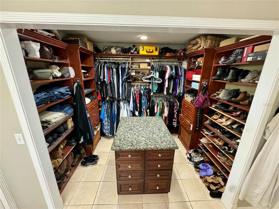 California Style Walk In Closet