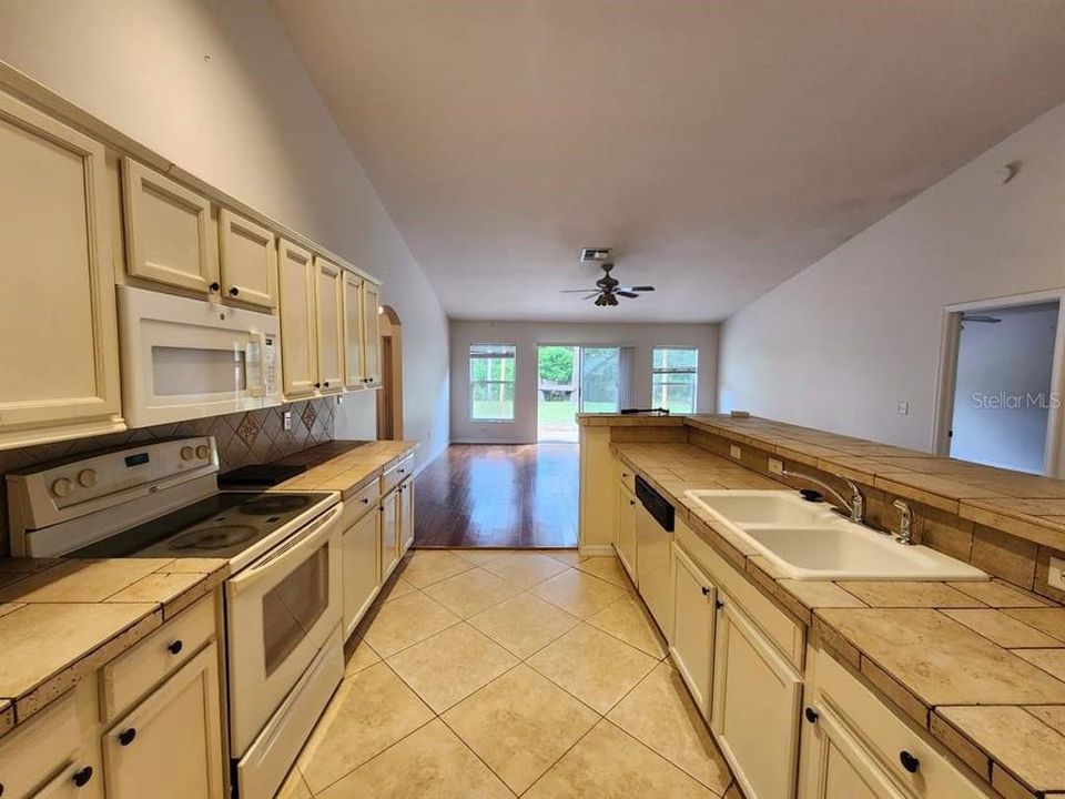 For Rent: $1,850 (4 beds, 2 baths, 2093 Square Feet)