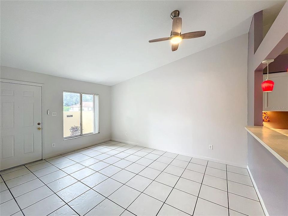 For Sale: $250,000 (2 beds, 1 baths, 818 Square Feet)