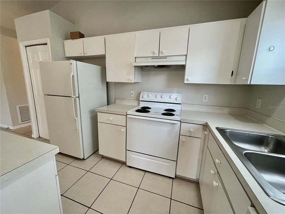 For Rent: $1,995 (3 beds, 2 baths, 1099 Square Feet)