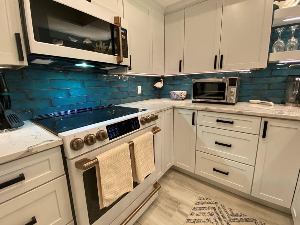 For Sale: $749,000 (1 beds, 1 baths, 1094 Square Feet)