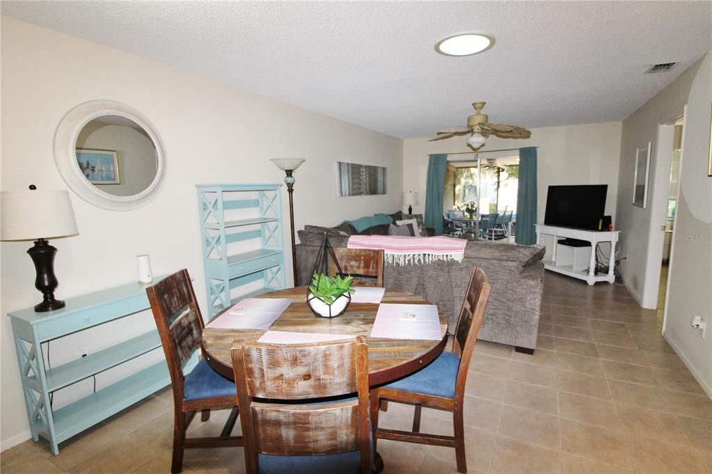 For Sale: $295,000 (2 beds, 2 baths, 939 Square Feet)