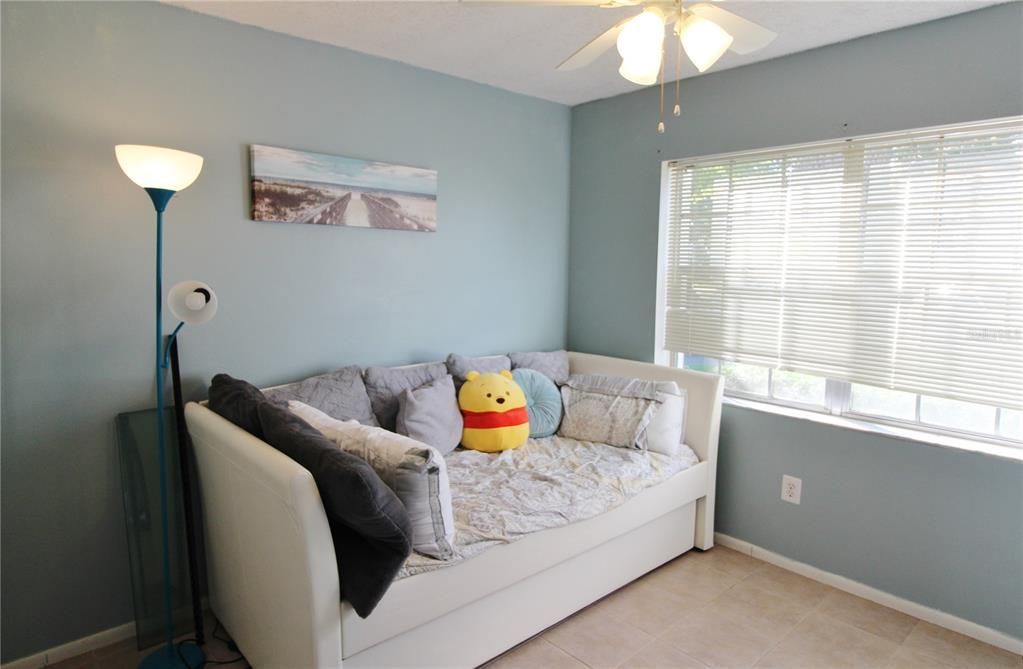 For Sale: $295,000 (2 beds, 2 baths, 939 Square Feet)