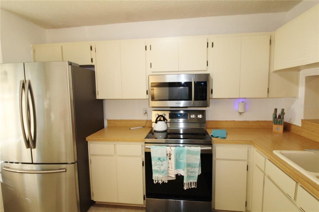 For Sale: $295,000 (2 beds, 2 baths, 939 Square Feet)