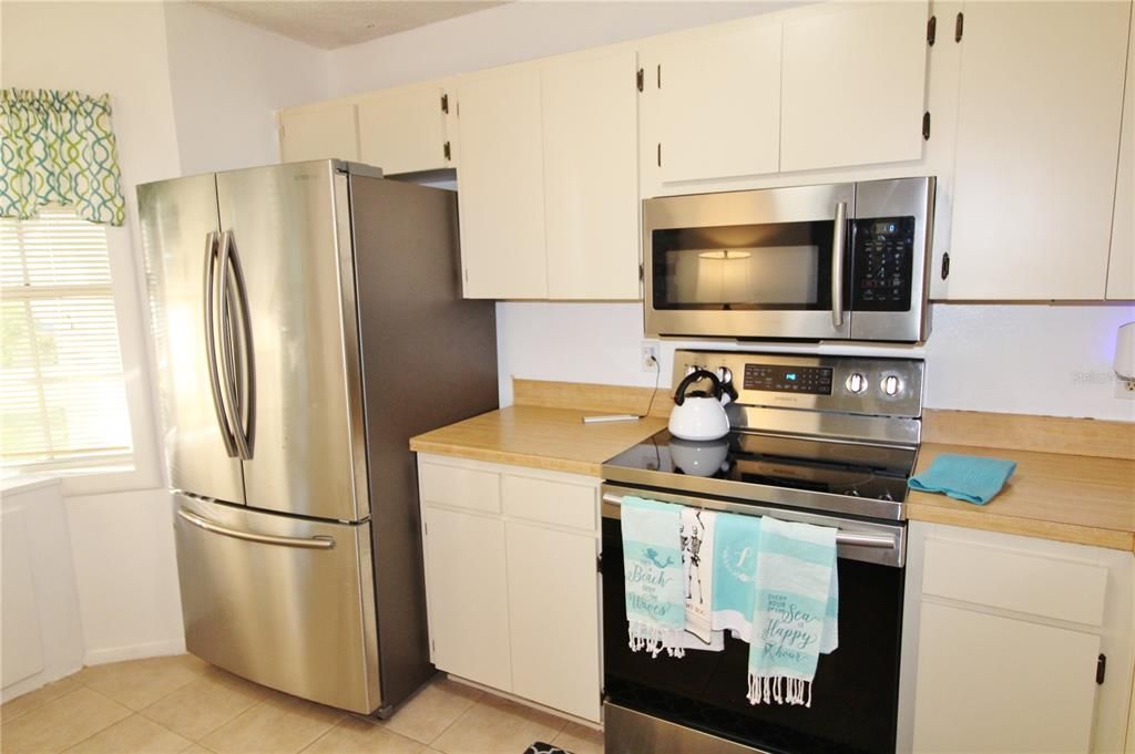 For Sale: $295,000 (2 beds, 2 baths, 939 Square Feet)