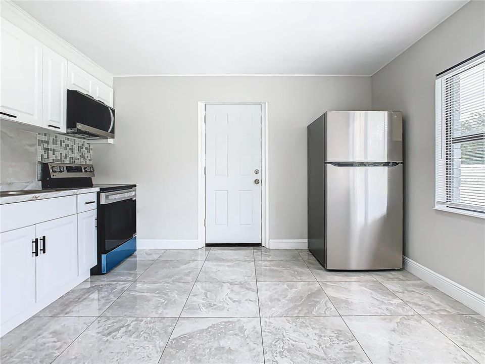 For Sale: $219,900 (2 beds, 1 baths, 951 Square Feet)