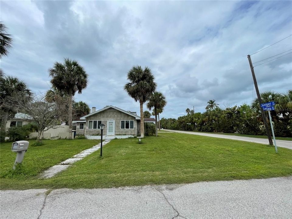 For Sale: $595,000 (3 beds, 2 baths, 1792 Square Feet)