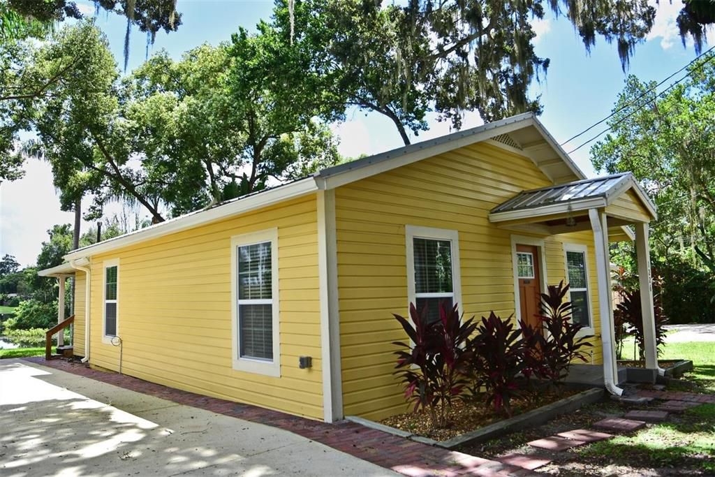 Active With Contract: $1,995 (2 beds, 1 baths, 909 Square Feet)