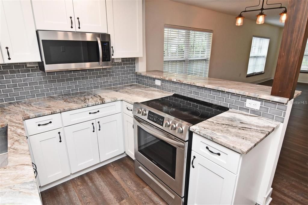 Active With Contract: $1,995 (2 beds, 1 baths, 909 Square Feet)