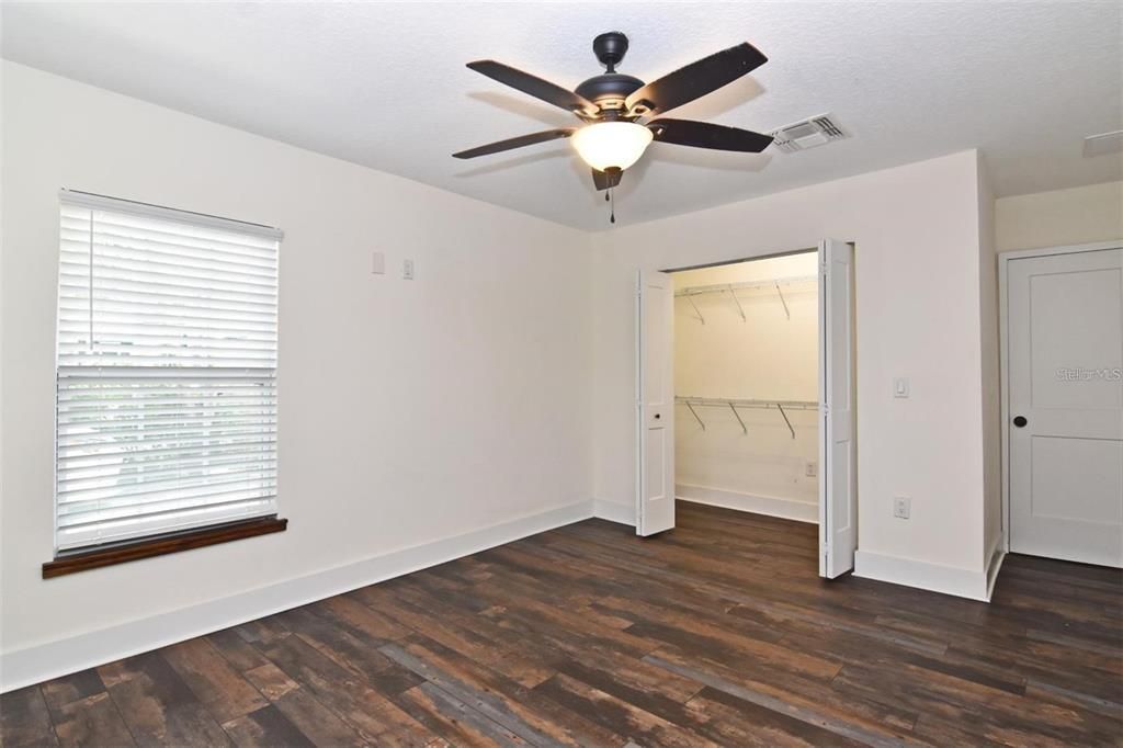 Active With Contract: $1,995 (2 beds, 1 baths, 909 Square Feet)