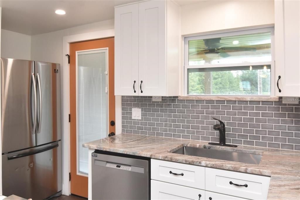 Active With Contract: $1,995 (2 beds, 1 baths, 909 Square Feet)