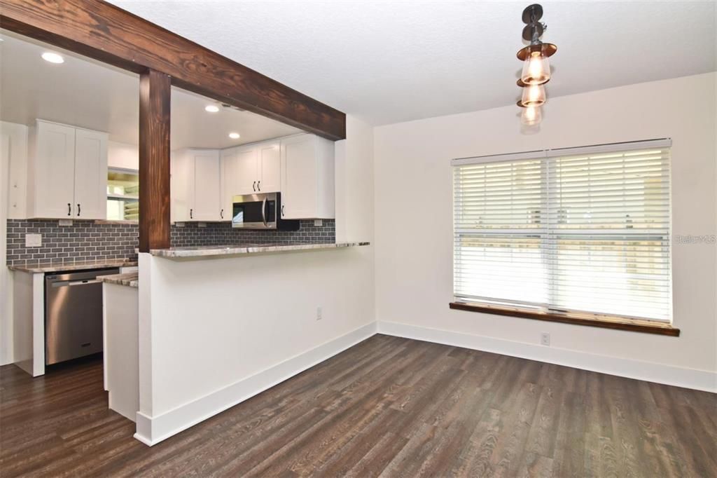 Active With Contract: $1,995 (2 beds, 1 baths, 909 Square Feet)