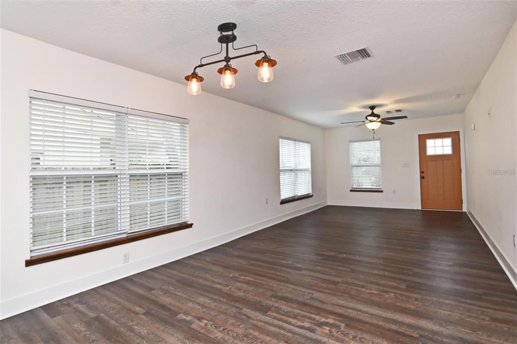 Active With Contract: $1,995 (2 beds, 1 baths, 909 Square Feet)