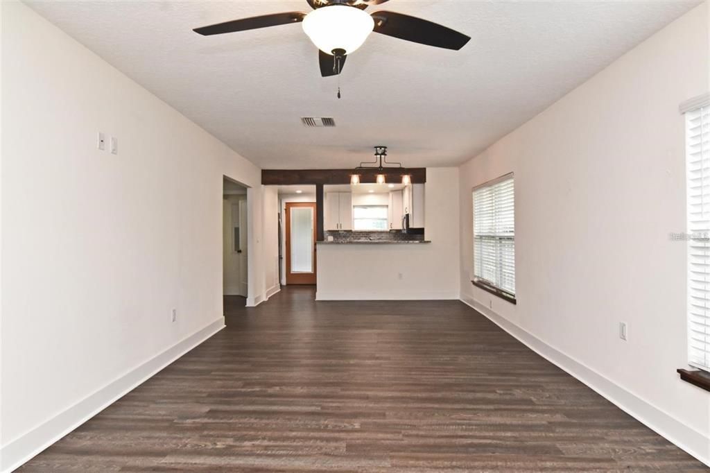 Active With Contract: $1,995 (2 beds, 1 baths, 909 Square Feet)