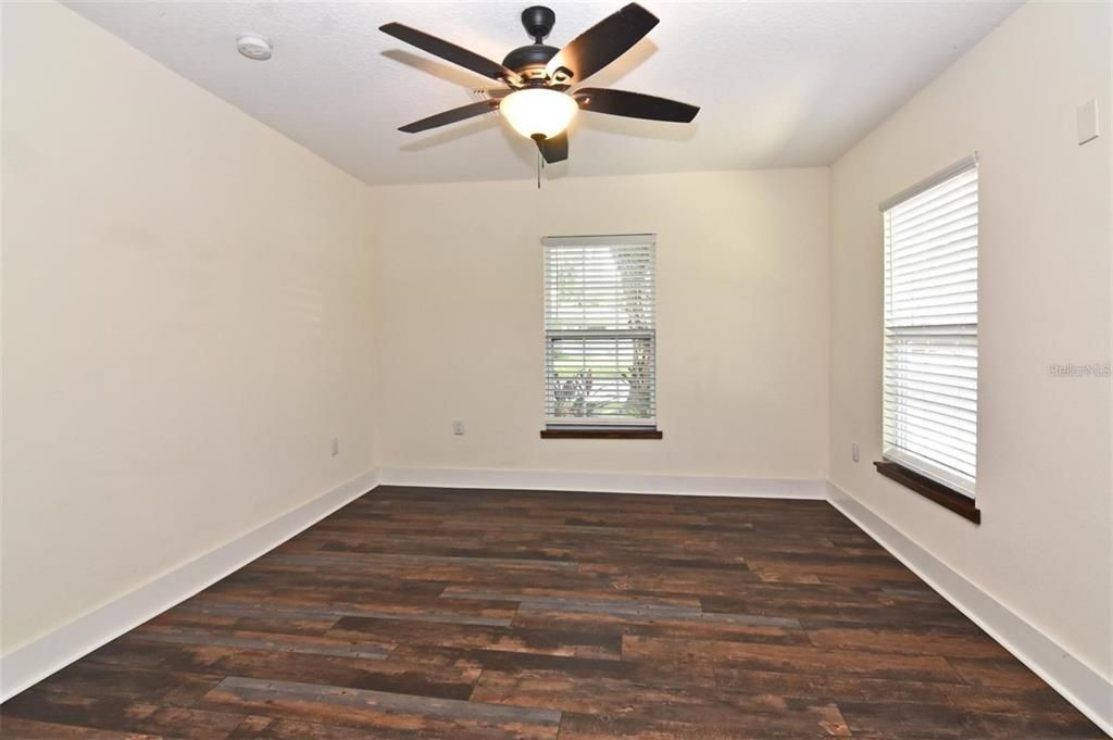 Active With Contract: $1,995 (2 beds, 1 baths, 909 Square Feet)